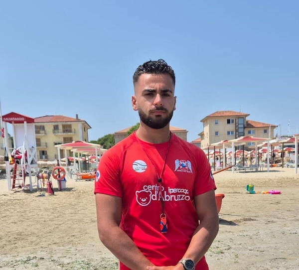 Colpito dai crampi mentre fa il bagno in mare, 40enne tratto in salvo